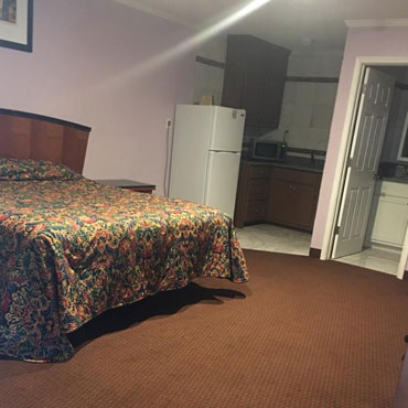 Online Hotel Room in Clute, TX
